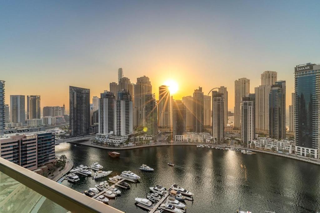 Dubai Marina Apartment | Panoramic Marina 1BR City Skyline Views with Balcony, Pool & Gym Access