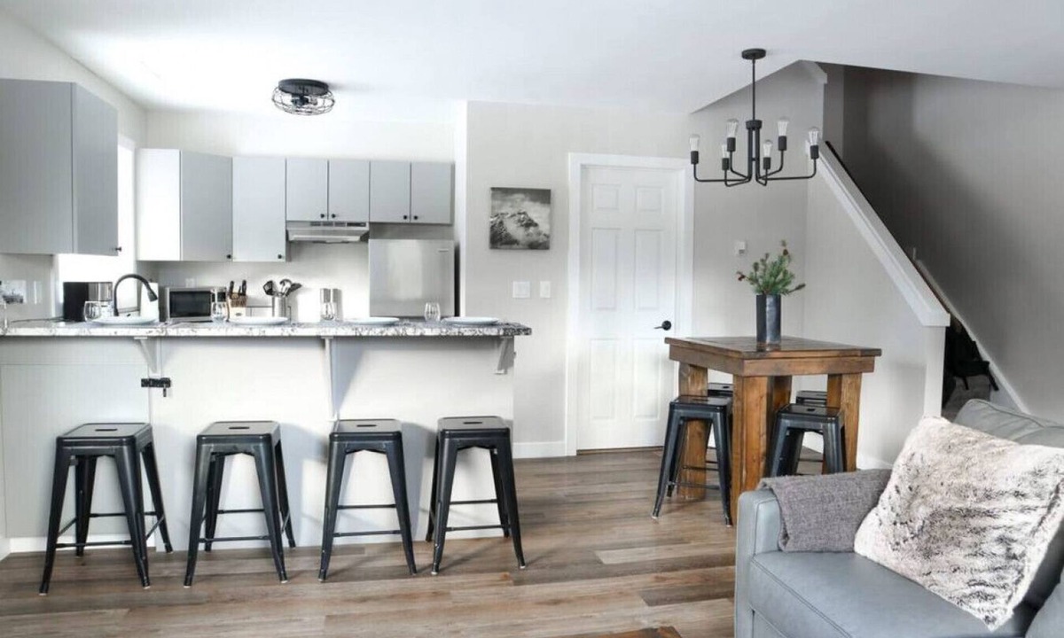 Harvie Heights Condo | Panoramic Mountain Views with Outdoor Patio