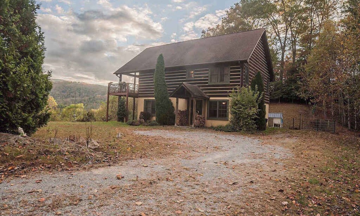 Sugar Grove House | Panoramic Mountain View Escape: Luxe Jacuzzi Suite & Hot Tub. 15 Min to Boone