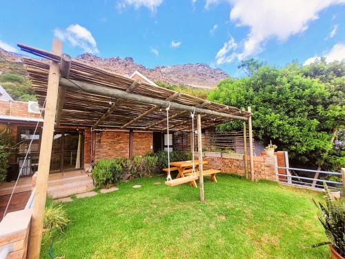 Muizenberg Apartment | Panoramic Mountain Views Off-Grid Private Bungalow
