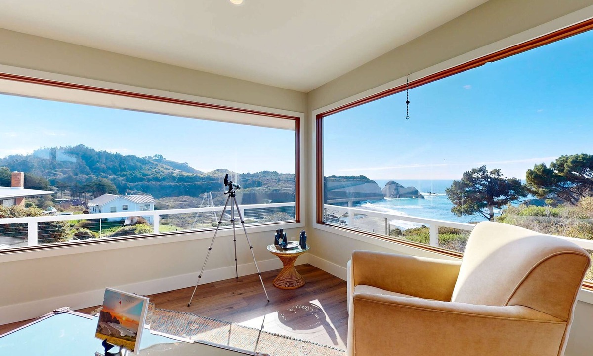 Elk House | Panoramic Ocean View Home in Elk with Beach Access