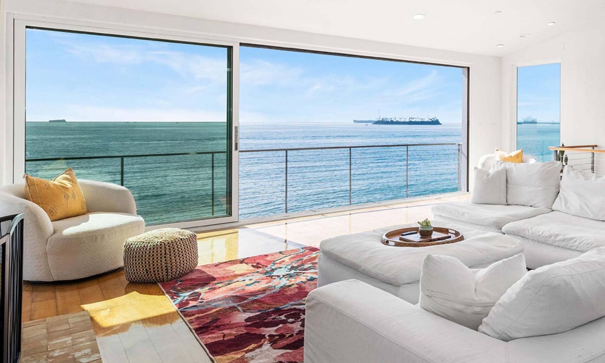 Peninsula House | Panoramic Ocean Views with Sauna, AC, and Parking