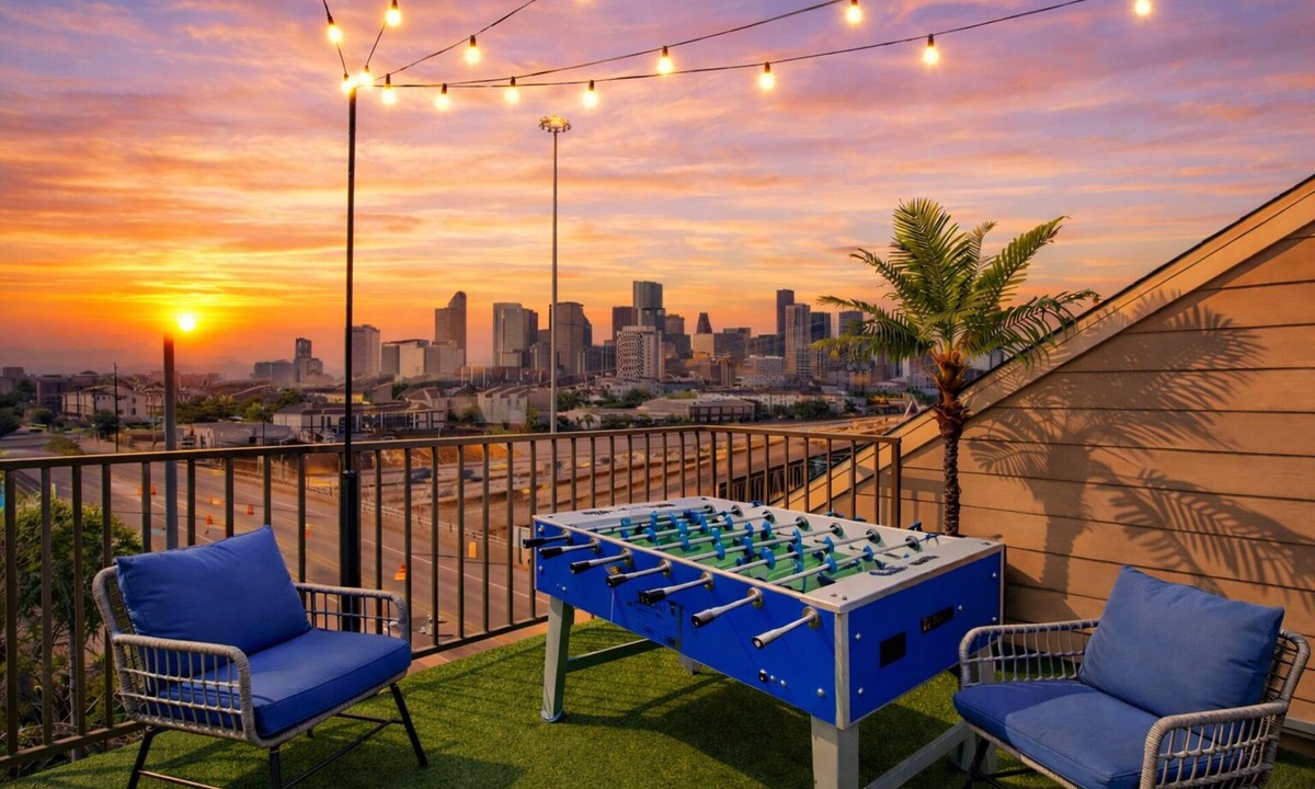 South Central Houston House | Panoramic Rooftop Skyline Views + GARAGE! 5 Minutes to Downtown! Major international sporting event!