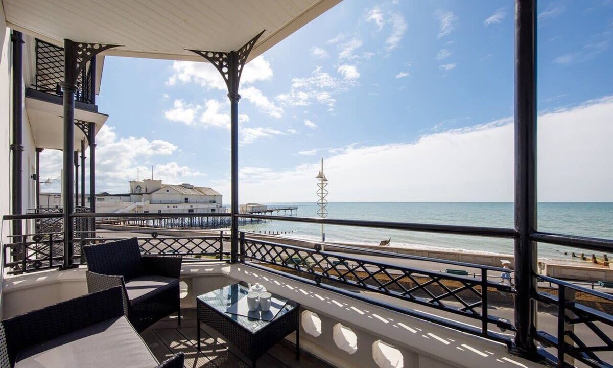 Bognor Regis Apartment | Panoramic sea views in beachfront apt w/balcony
