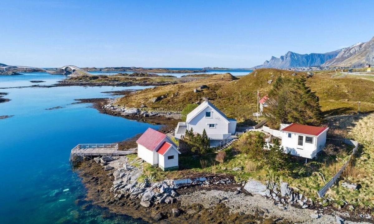 Ramberg House | Panoramic seaview house by the sea