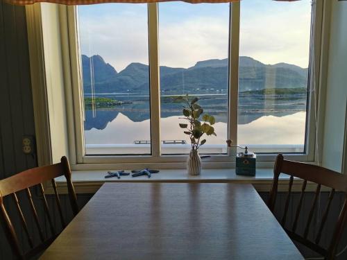 Ramberg House | Panoramic seaview house by the sea