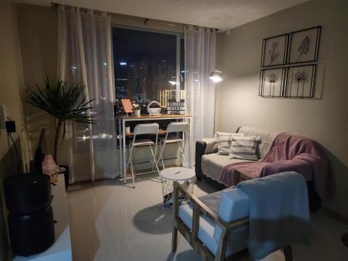 Pasig House | Panoramic Skyline Views Cozy Vibes Near It All