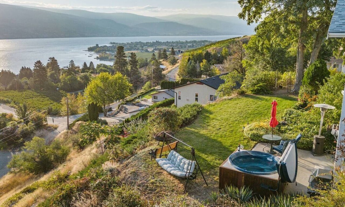 Okanagan-Similkameen Apartment | Panoramic Summerland Lake View Studio w/Hot Tub