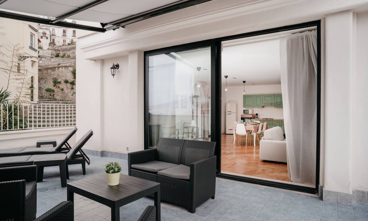 Montecalvario Apartment | Panoramic Terrace 3BR – Vista Napoli