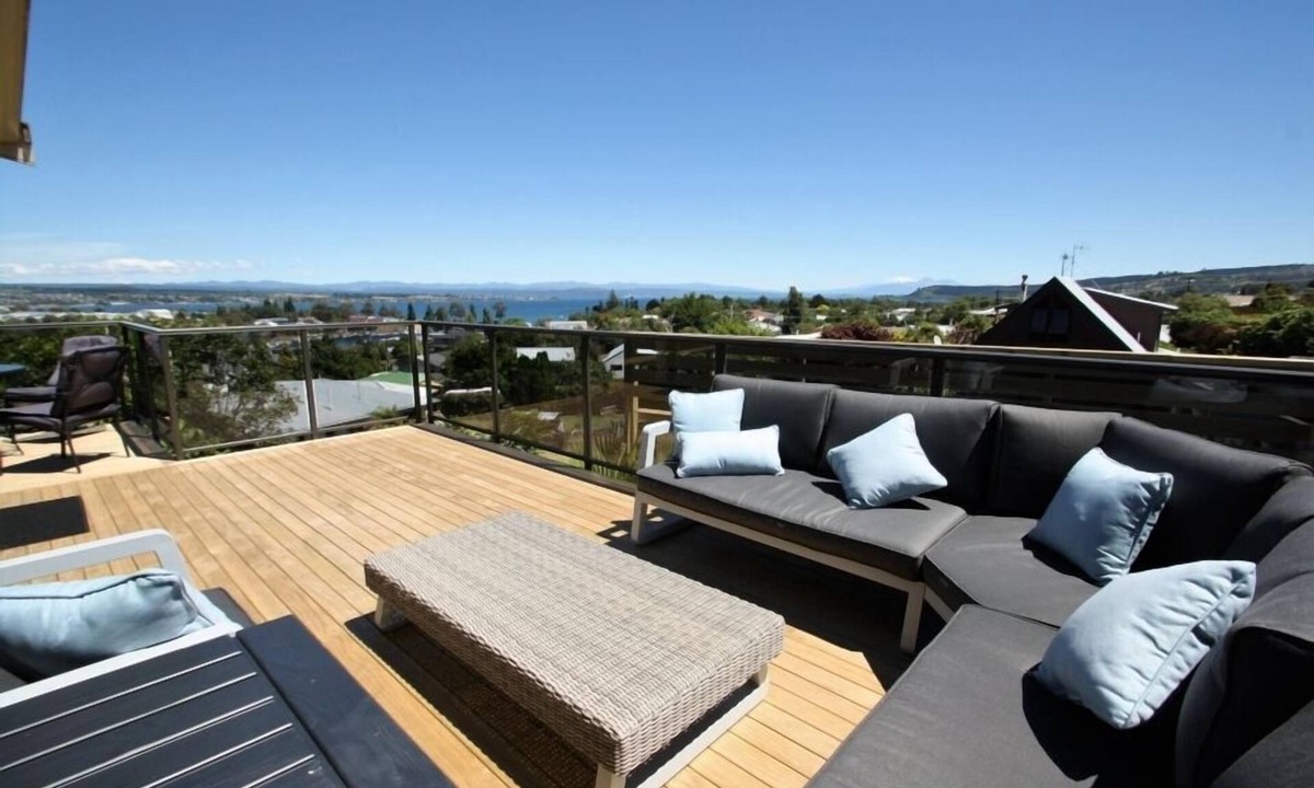 Nukuhau House | Panoramic Town, Lake and Mountain Views.