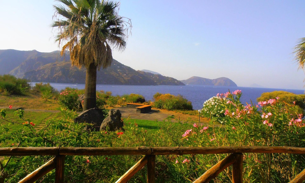 Vulcano Porto Apartment | Panoramic two-room apartment with large patio at Vulcano