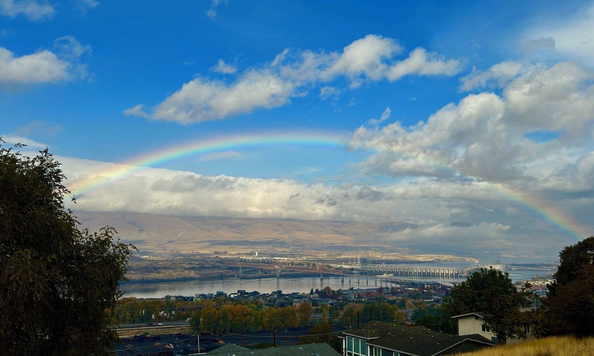 The Dalles House | Panoramic ViewPad: river, deck with fire pit, game room, 5mins to town! Pets ok!