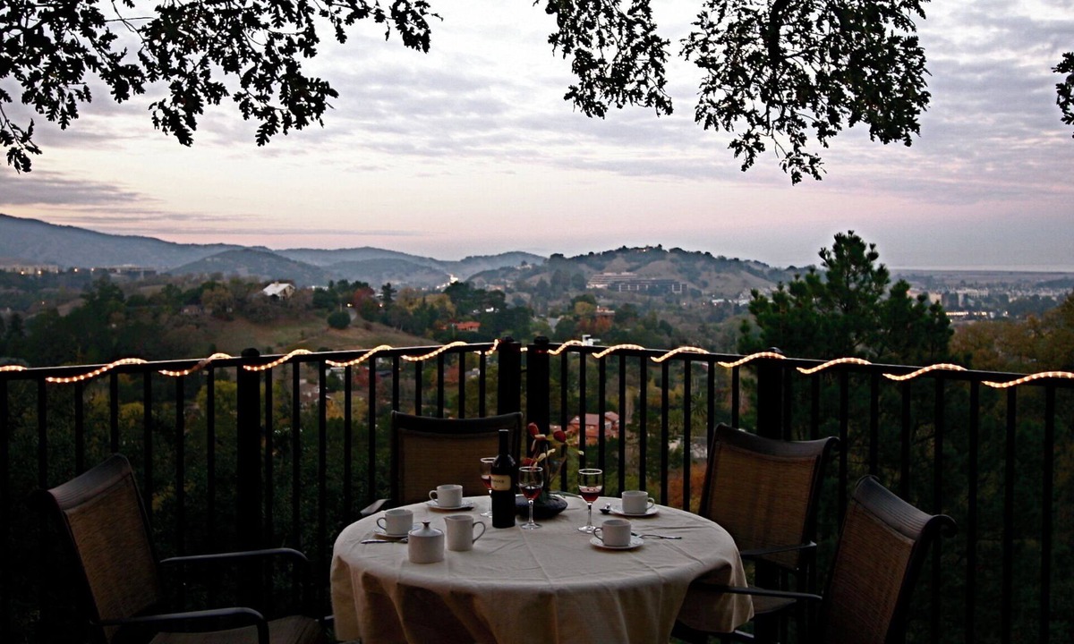Los Ranchitos House | Panoramic Views! 7BR+Loft, Sleeps 19 -15m to SF, GGB or Napa. Central location!