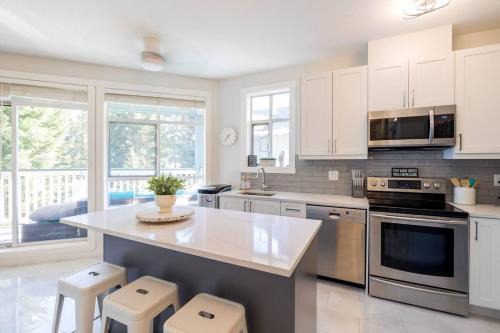 Village North House | Panoramic Views from this gorgeous 2 Bed Property - Village Location
