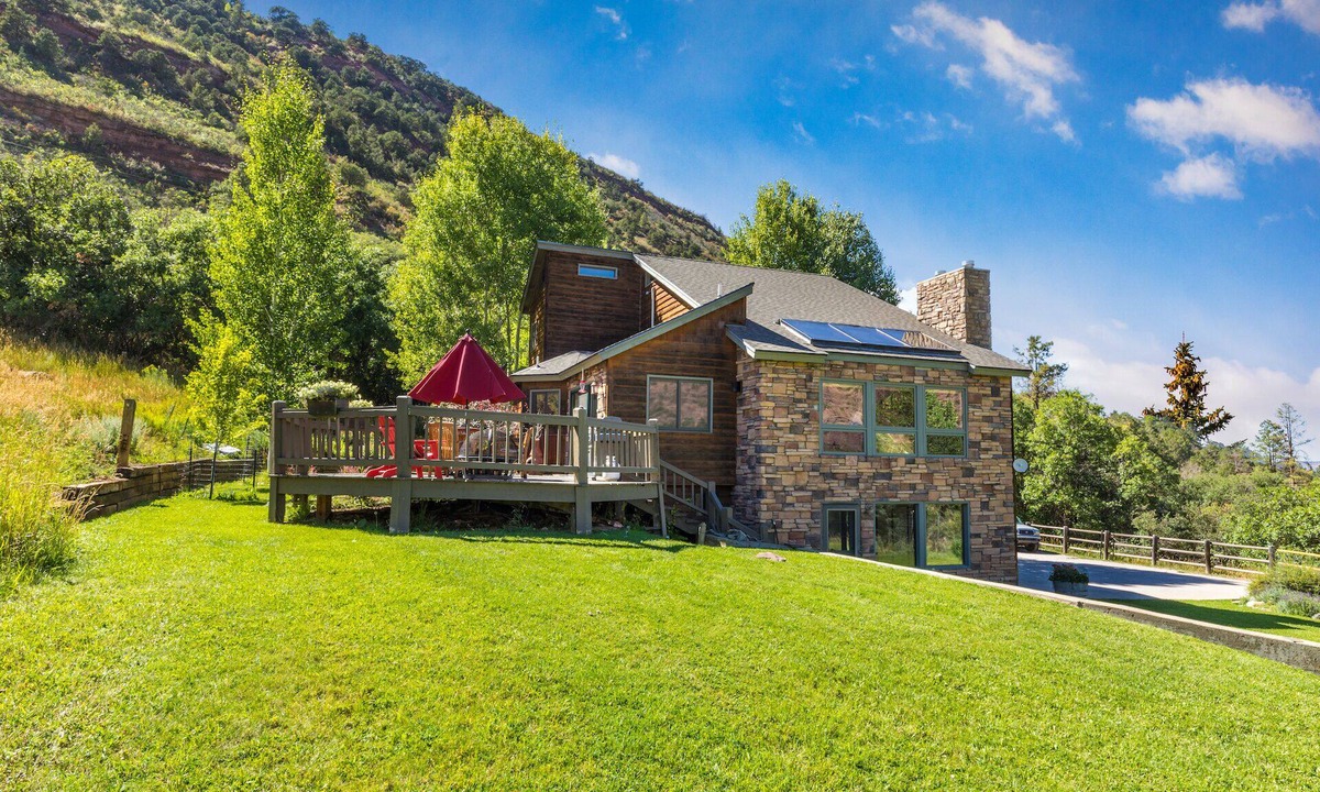 Idlewild Estates House | Panoramic Views | Huge Deck | Fireplace | A/C | STR2025-066