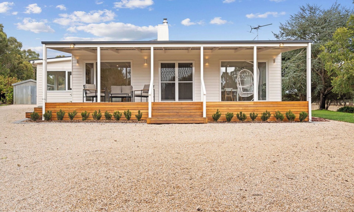 Kuitpo House | Panoramic views on the doorstep of McLaren Vale, Adelaide Hills and the beach.