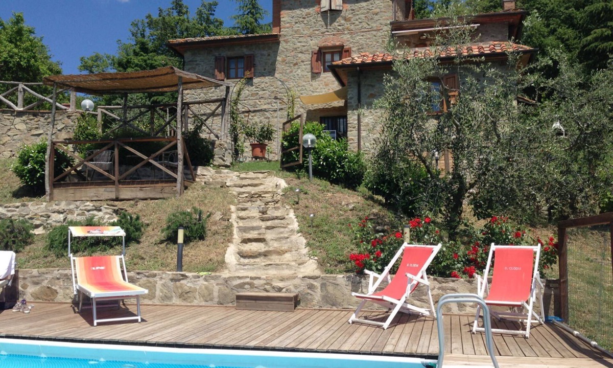 Arezzo Villa | Panoramic villa about 5 km from Arezzo, in a hilly position with views over the valley and the city.
