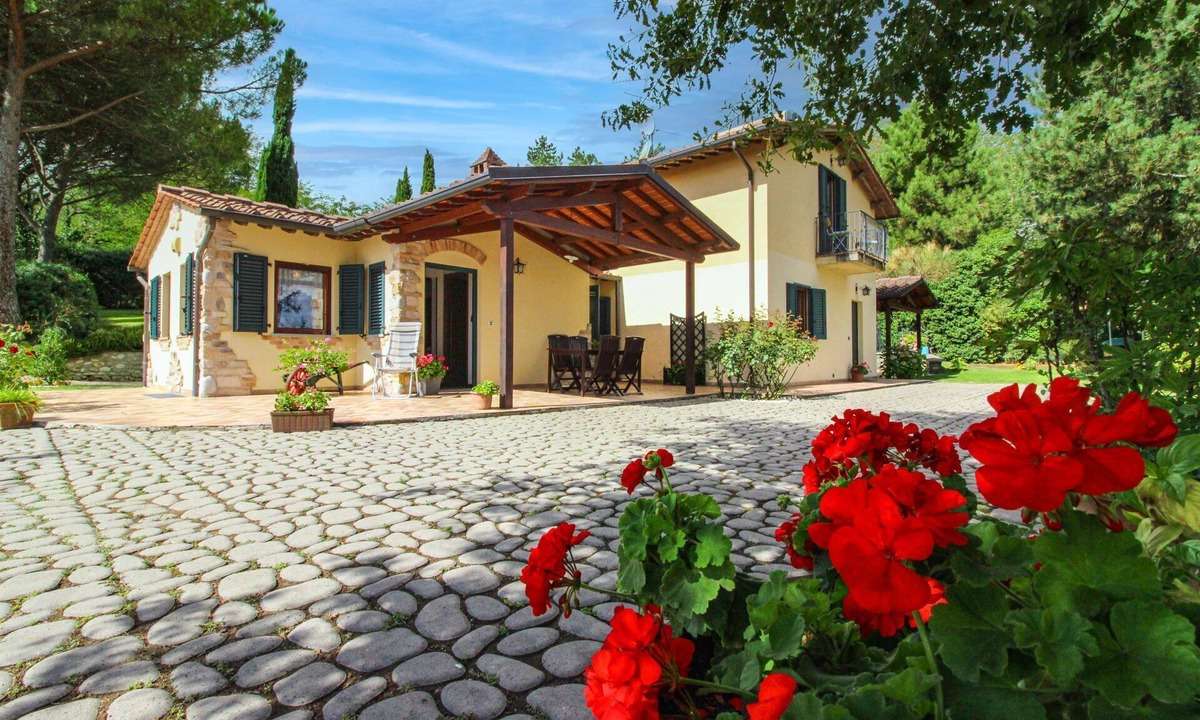 Ponte Buriano Villa | Panoramic villa with private swimming pool and Jacuzzi, 8 km from Arezzo. A good starting point to v