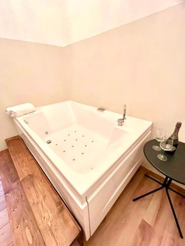 Rione VIII Sant'Eustachio Apartment | Pantheon Luxury Jacuzzi Apartment