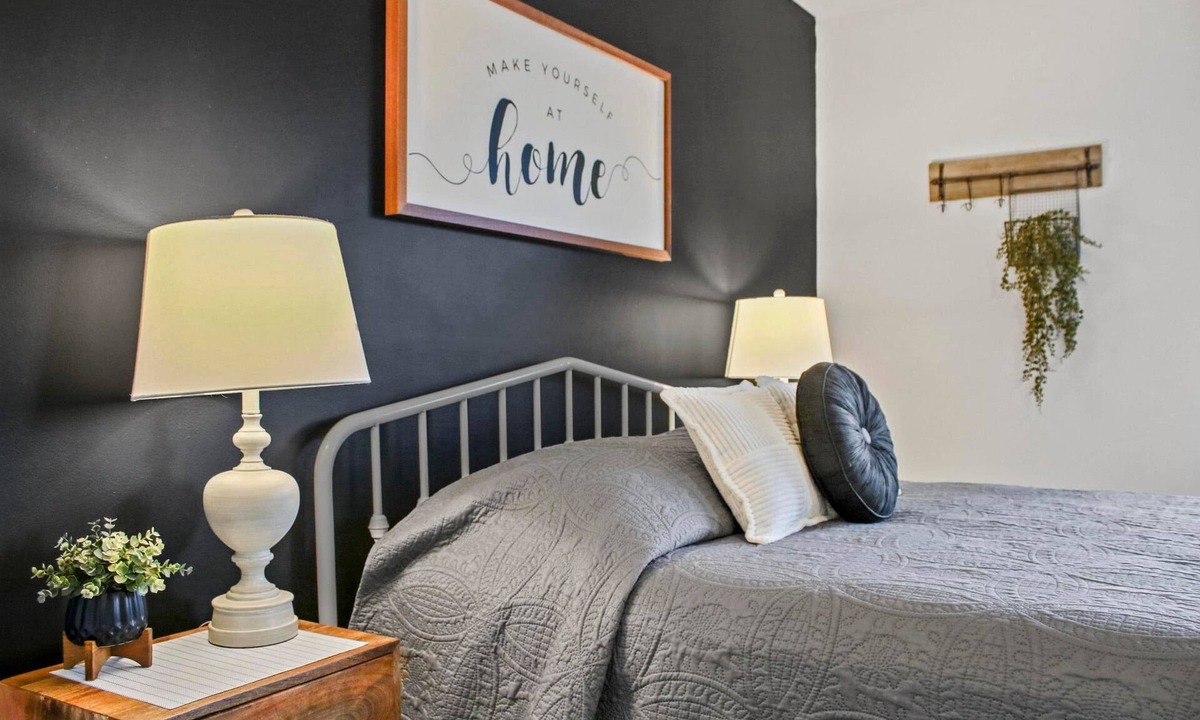 Huntington Mills Bed & Breakfast | Paper Mill Pines Bed and Breakfast: The Cedar Room