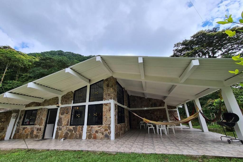 Acacias Ski Chalet | Paraíso en la montaña con cascadas y lago de pesca