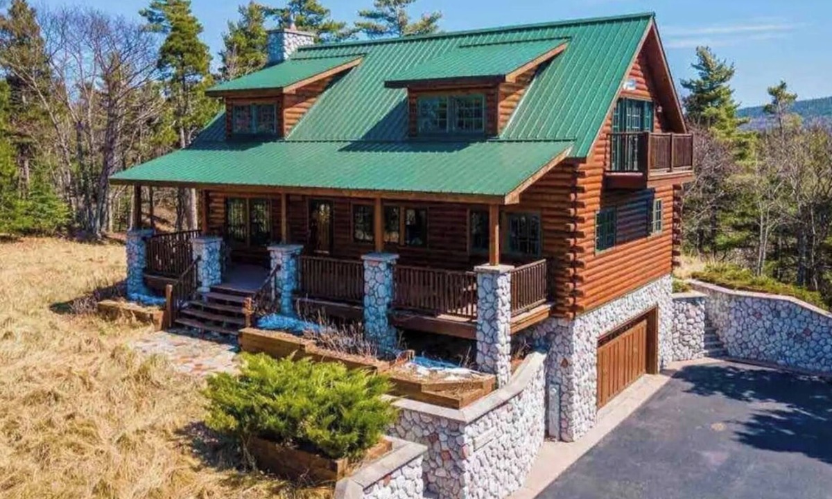 Eagle Harbor House | Paradise at Great Sand Bay -2-bedroom log house with AC, WiFi in Eagle Harbor