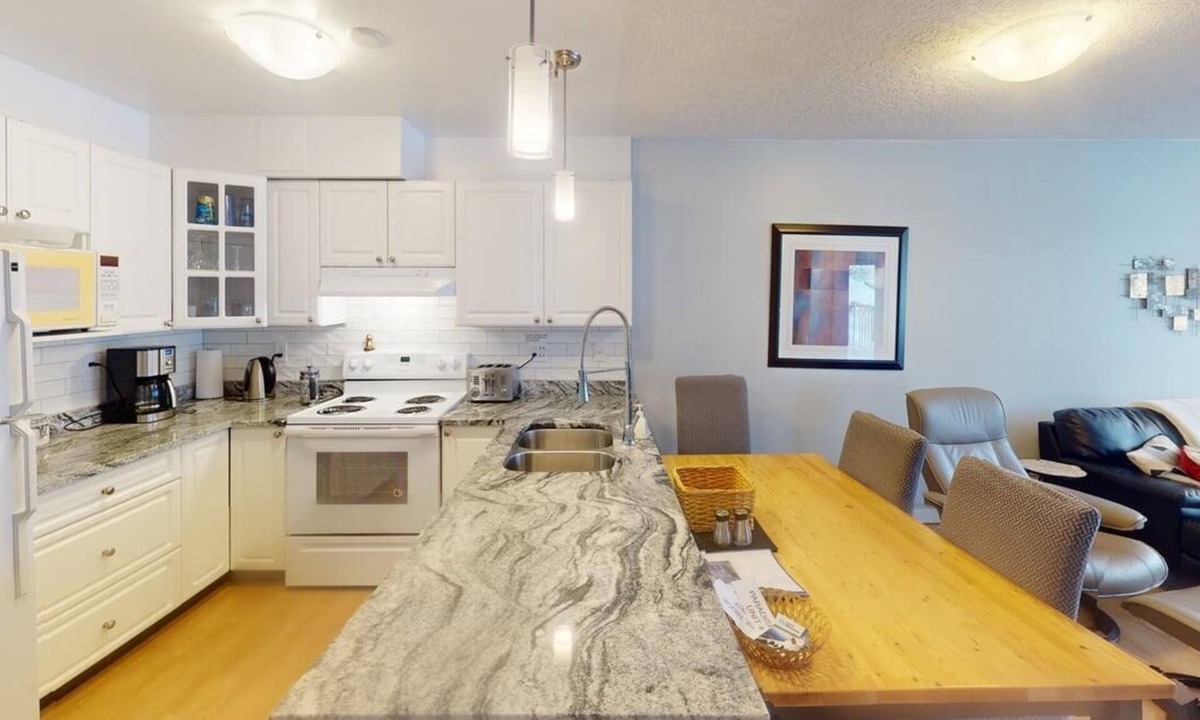 Courtenay Condo | Paradise Glades - Mount Washington