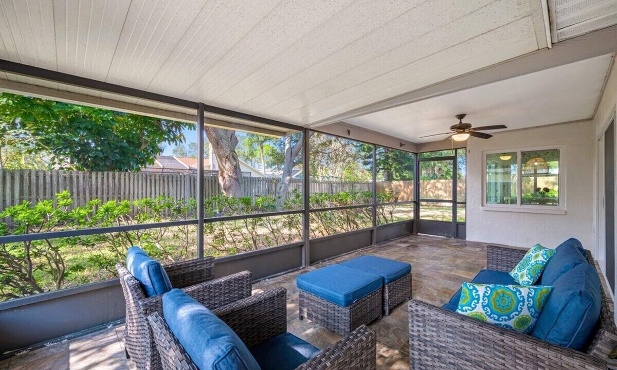 Palm Harbor House | 🌴Paradise Palms: Spacious 3-Bedroom, pet friendly, Game Room and Fenced Yard🌴