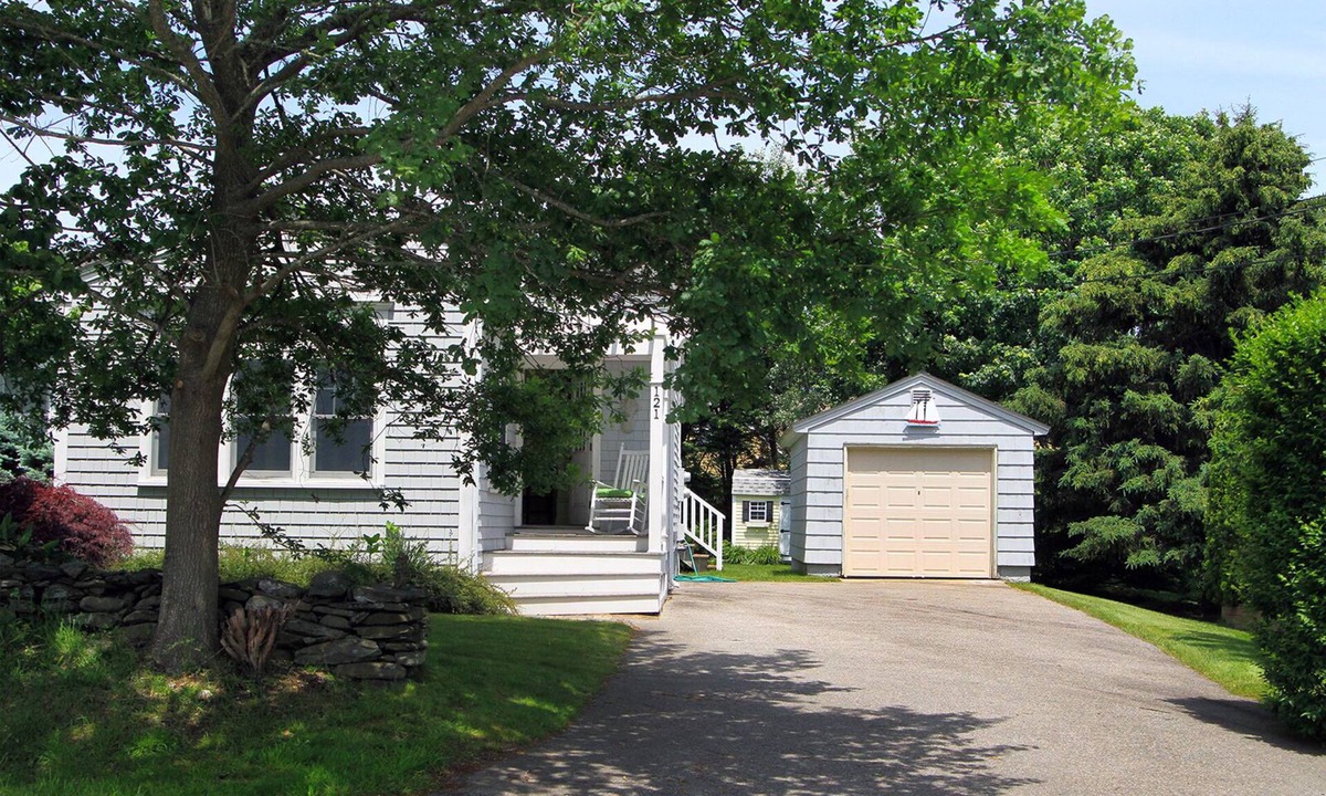 Newport East Cottage | Paradise Valley Cottage 1 mile From Second Beach