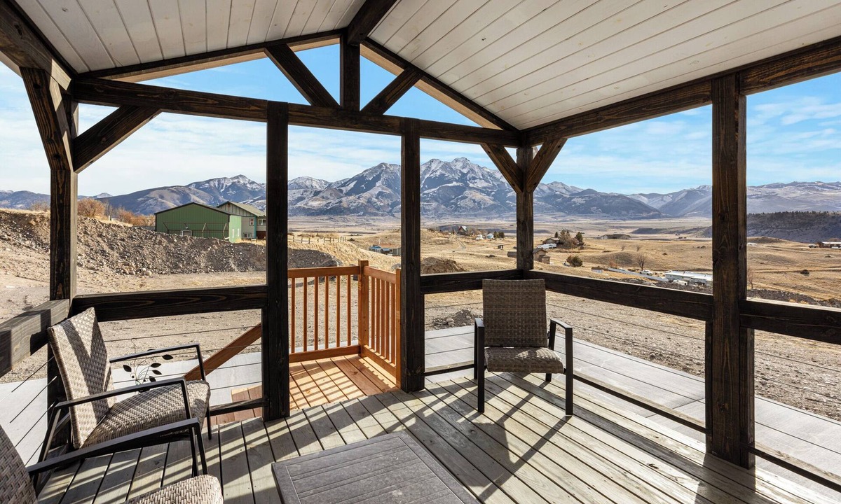 Emigrant House | Paradise View- Tiny home with big views and great location in Paradise Valley