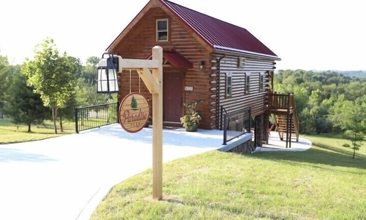 Millersburg Cabin | ParadisePeak Hummingbird Cabin with indoor Jacuzzi in the heart of Amish Country
