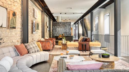 Downtown Austin House | Paramount Place by AvantStay 4 Story Apartment in Heart of Austin w Movie Theatre