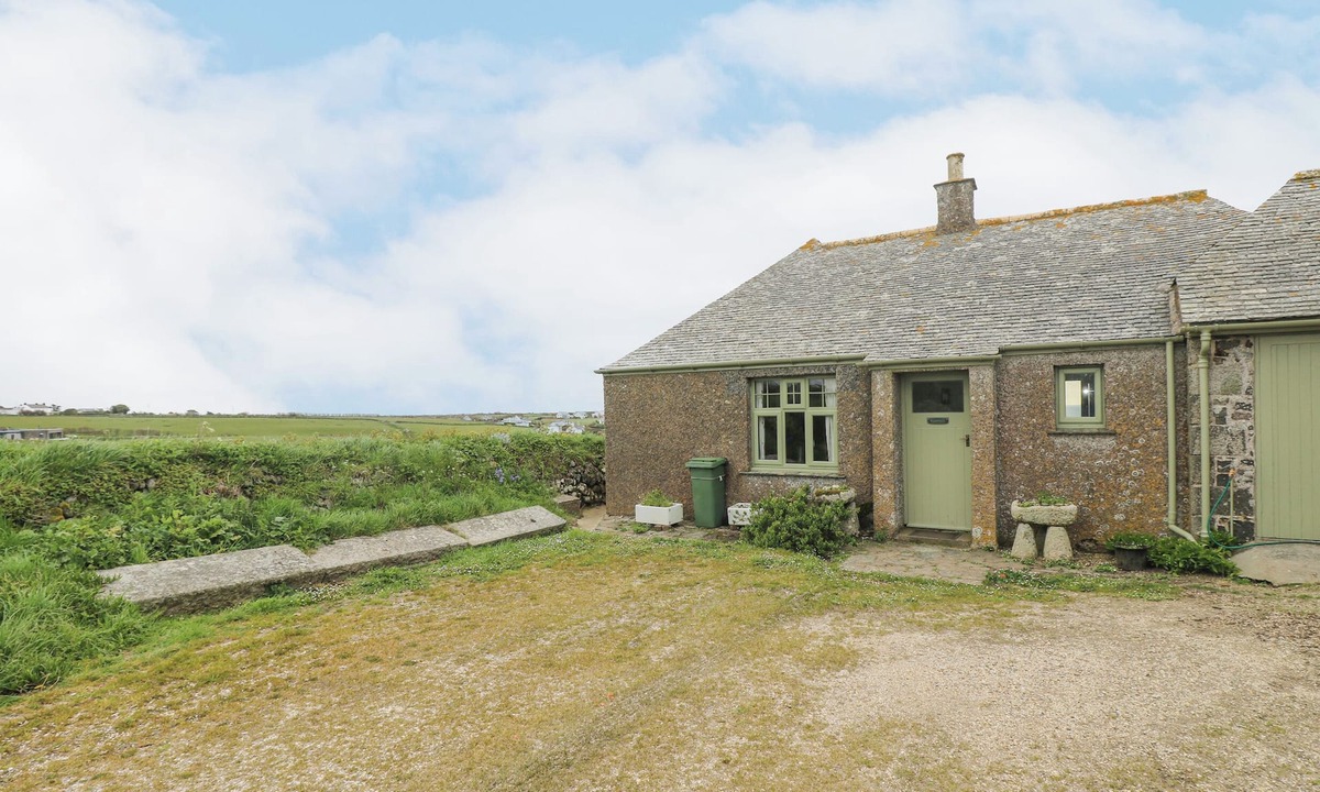 The Lizard Cottage | PARC AN CASTLE COTTAGE, family friendly, with a garden in The Lizard