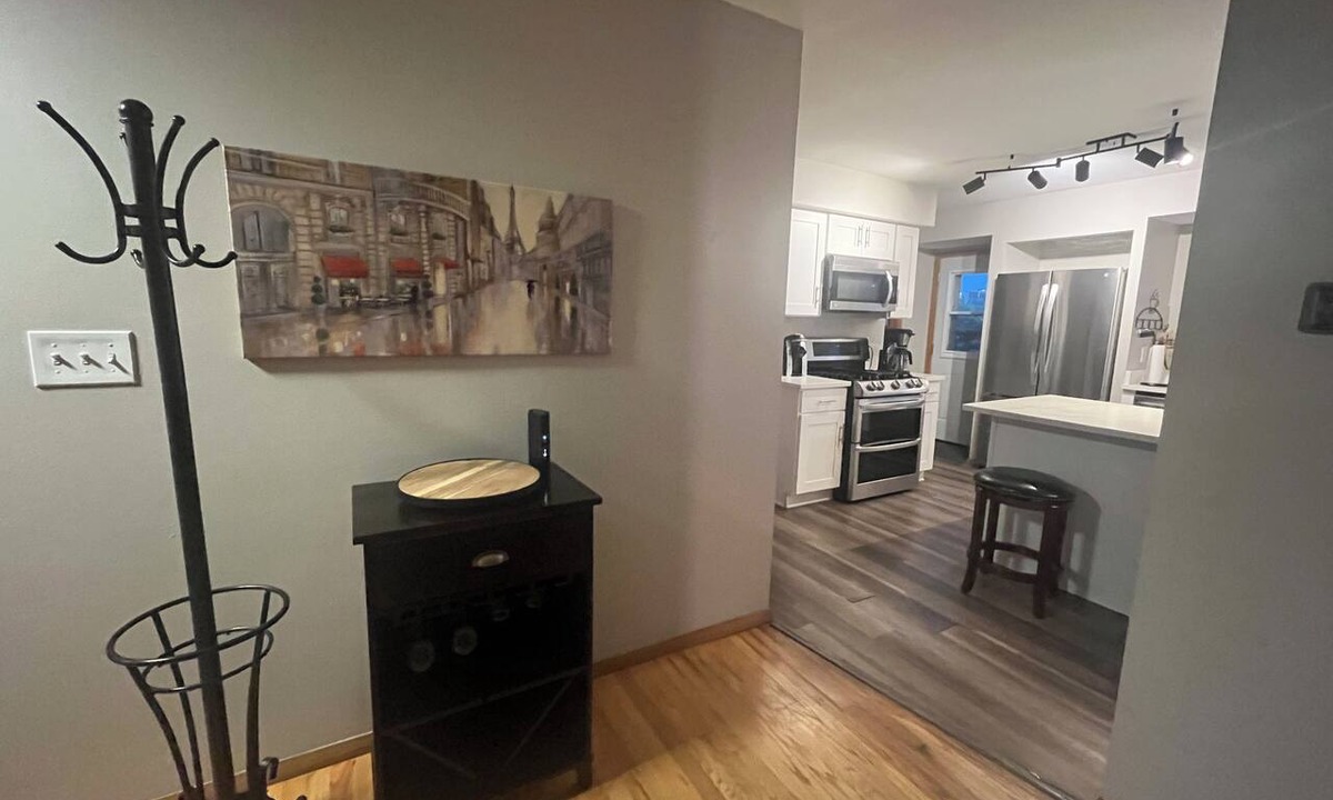 Milwaukee House | Paris theme cozy single family friendly home. Near MKE airport. Near hwy too!