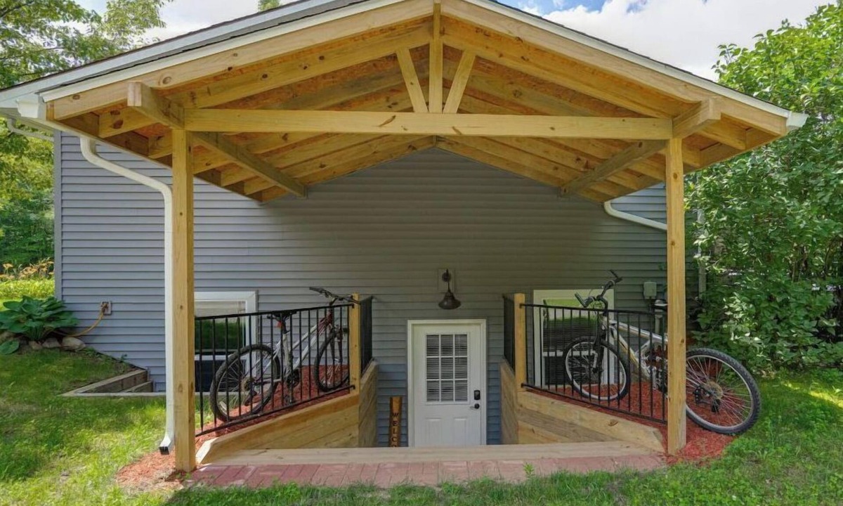 Lapeer House | Park in the Woods Cozy and clean. Shared Hot Tub, pets, peaceful