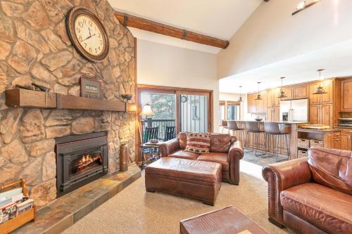 Four O'Clock Apartment | Park Place Crestone Peak Condo: Great Ski-In Location