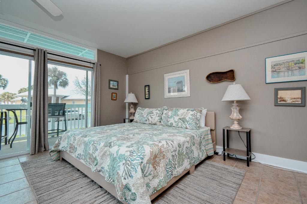 Cedar Key Apartment | Park Place Unit 121