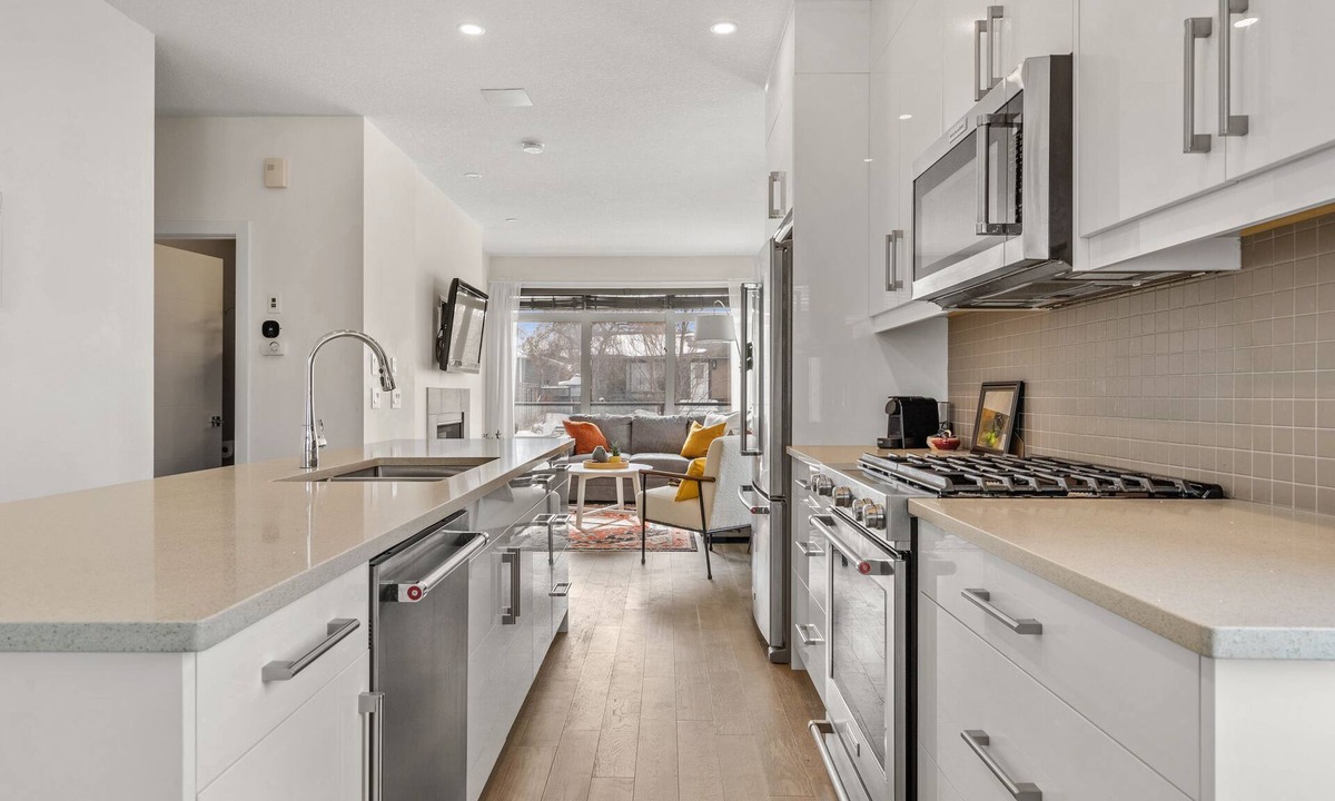 Capitol Hill House | Park Side | King Bed | Min to DT | 3BR | Garage
