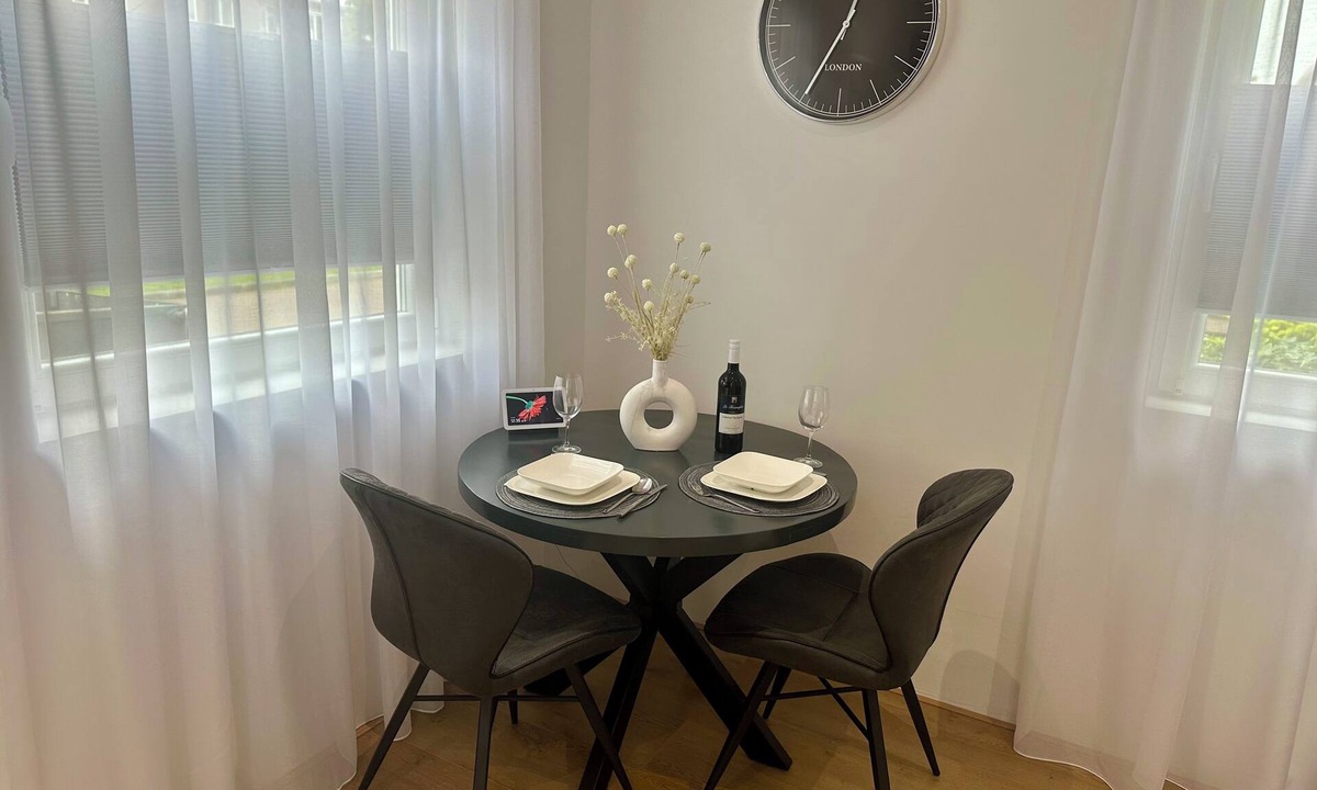 Nijmegen Apartment | Park View Studio - Features Free Wifi, Bright Furnishings and Modern Facilities