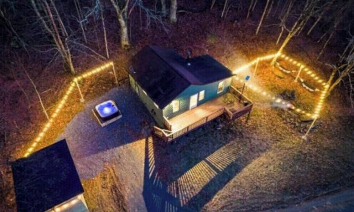 Stanley Cabin | ParkLine Retreat - Movies, Hot Tub, Mountain views