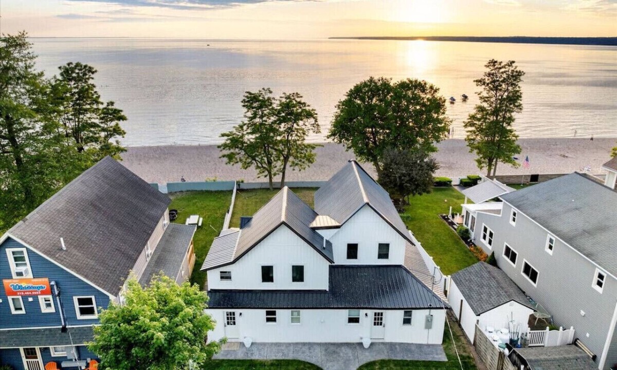 Sylvan Beach House | Parks Slice Heaven | 2BR Waterfront| with Hot tub