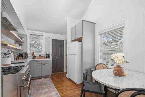 Lexington House | Parkview Cottage | Walkable to Food, Shops, Pool