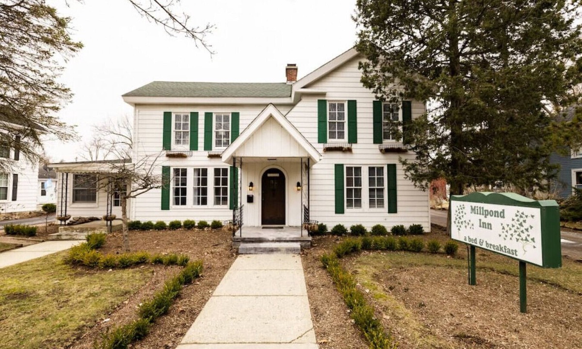 Clarkston Condo | Parsonage and Main Street Suite - Millpond Inn