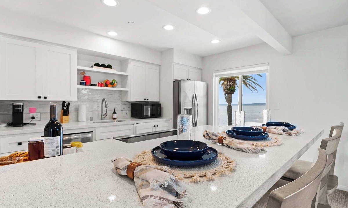 Village of La Jolla Condo | Partial ocean views, A/C, steps to tide pools