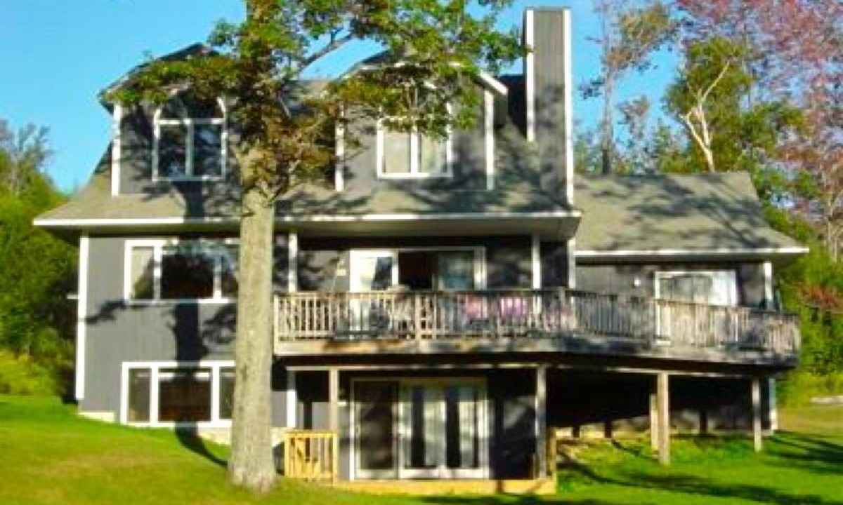 West Dover House | Partridge Run Ski House Hot Tub! 3/20 Reggaefest Winter Specials. Reach out!