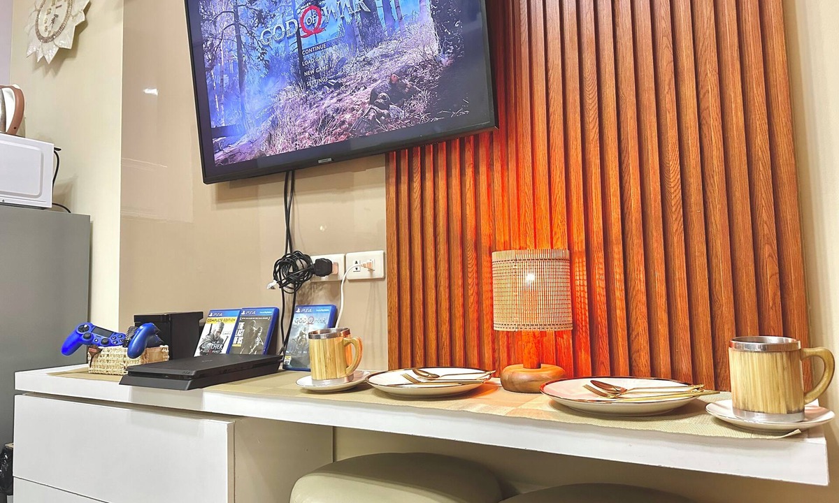 Pasay Condo | PASAY MOA SMDC BREEZE RESIDENCES NEAR PICC AIRPORT WORLD TRADE POOL WIFI MANILA