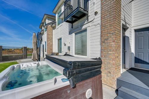 Pasco House | Pasco Condo w/Columbia River Views + Hot Tub