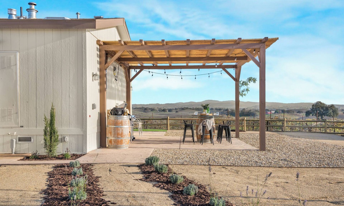 Paso Robles House | Paso Robles Wine Country Hillside + Panoramic Views + Covered Patio Dining