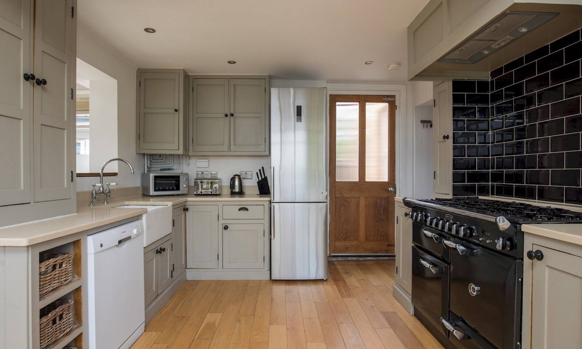 Fifield House | Pass the Keys | Brambles Spacious Home Sleeps 8 Legoland Windsor in 5mins