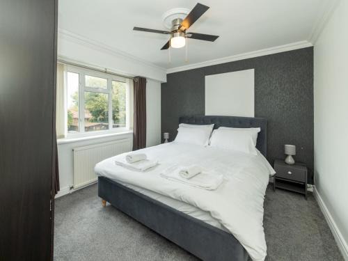 Tilehurst House | Pass the Keys Bright House with Smart TV Home Comforts